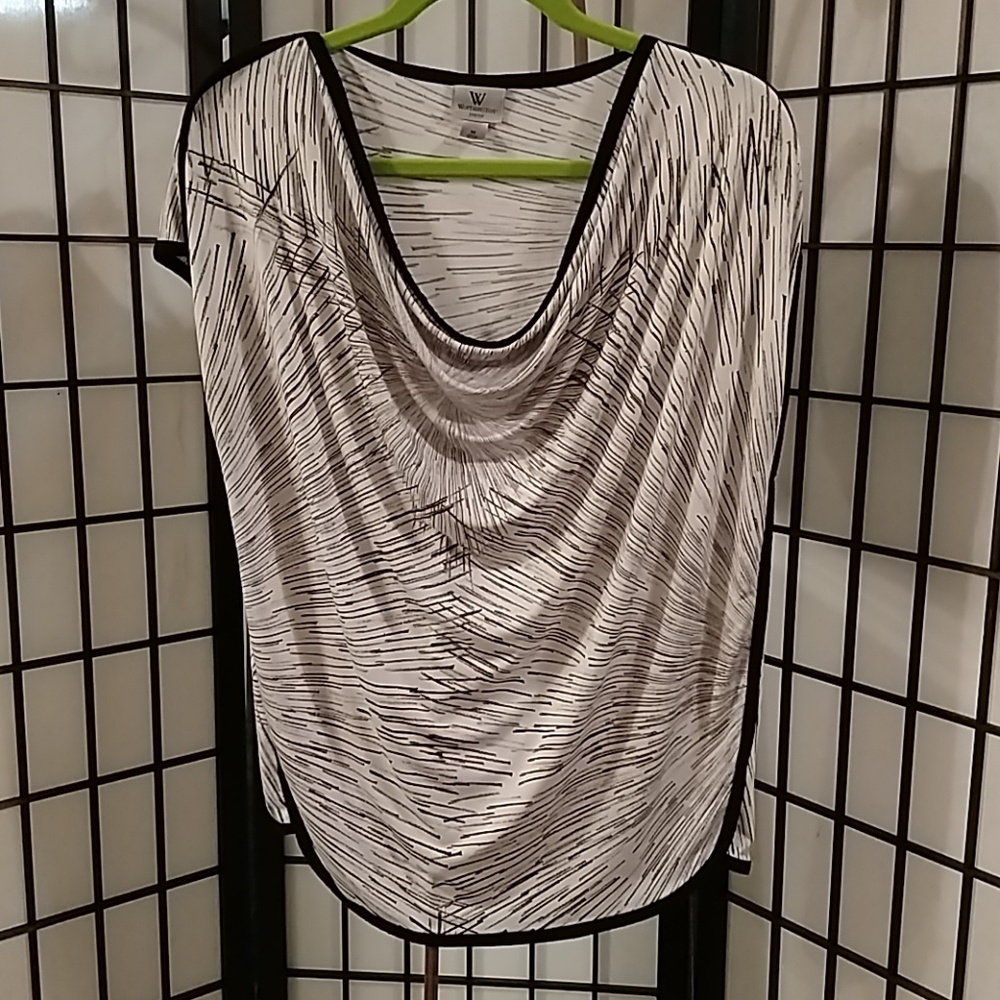 EuC Comfortable Black and White Burst Pattern Top